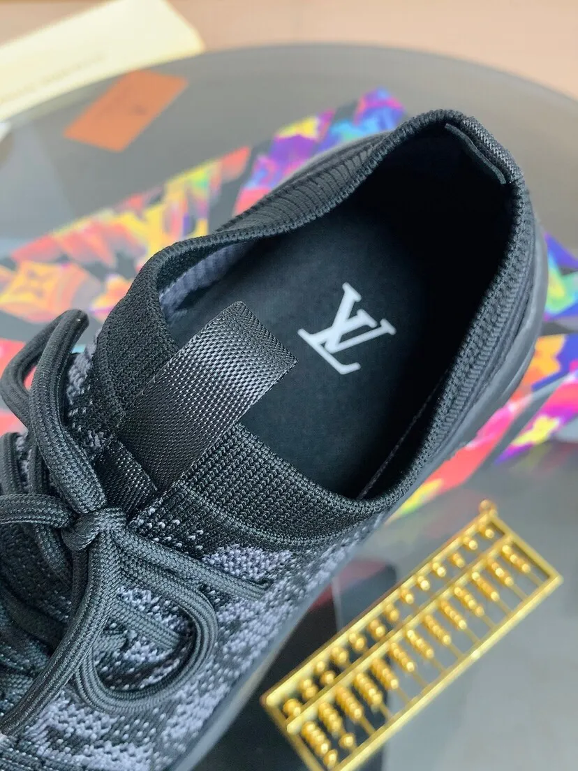 Factory price 460. LV* Louis Vuitton ~ Brand new low-top men's socks shoes 👟, made of special elastic knitted fabric consistent with the high-end original version, thickened and thickened to ensure practicality and wrinkle resistance in many seasons, and they will never deform or become loose after repeated stretching! It feels light and comfortable on your feet! Size: 38-45 (45 is custom-made and cannot be returned or exchanged)